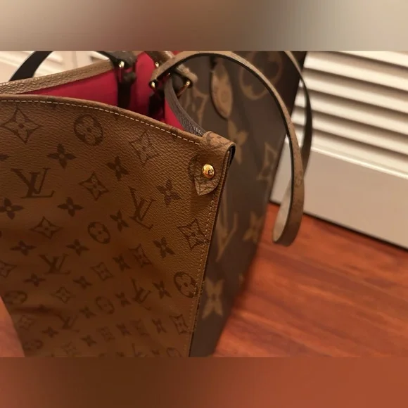 Louis Vuitton OnTheGo GM Bag - Picture 5 of 16